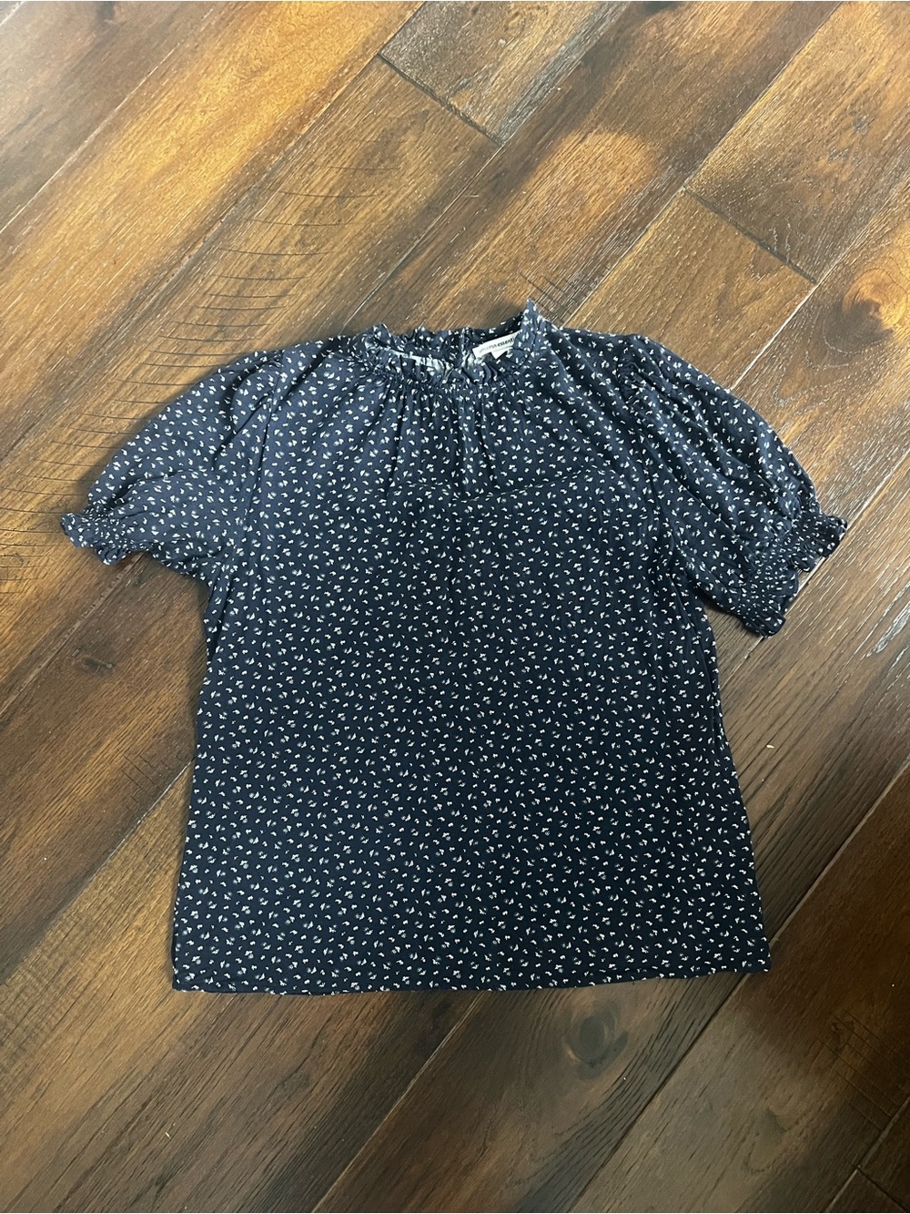 Women's fluid twill short sleeve smock detail shirt in navy bicolor ditsy